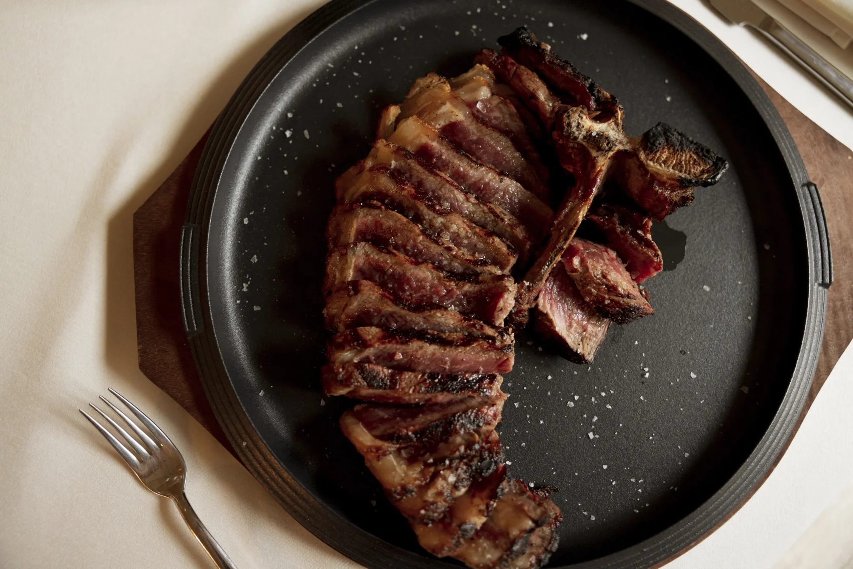 La carne alla brace, pronta da portare in tavola