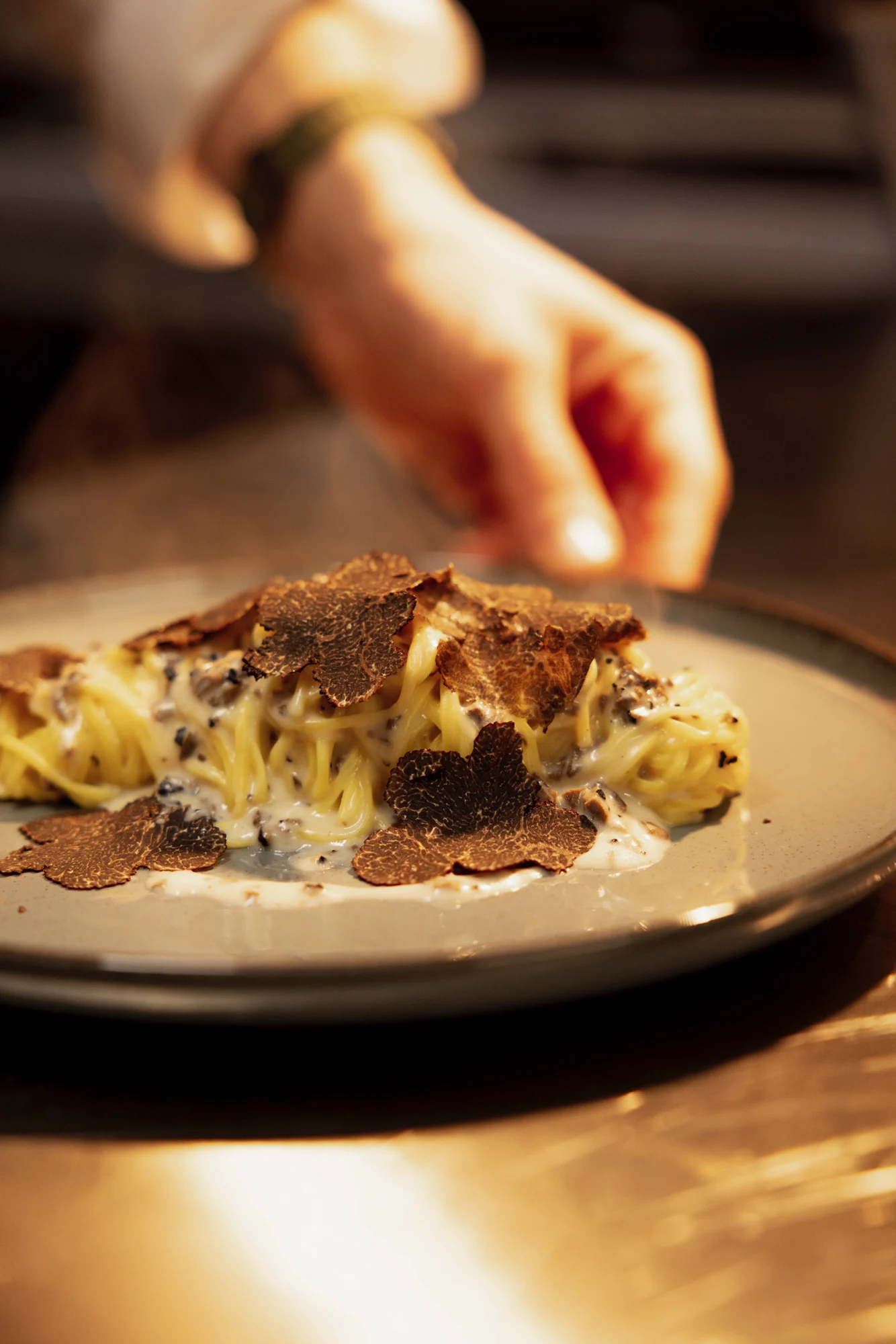 Il tartufo aggiunto a mano alla pasta appena preparata