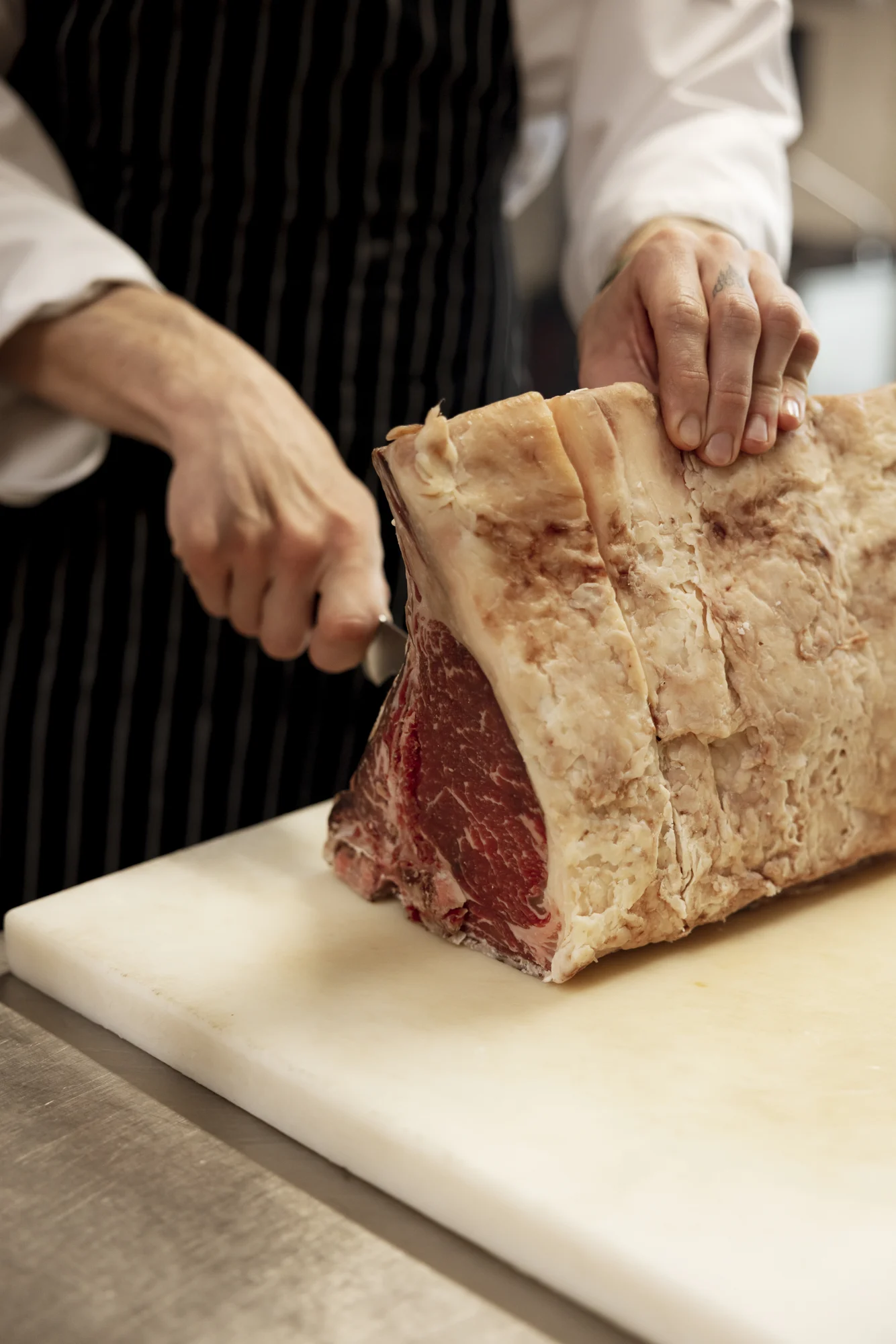 Il taglio della carne selezionata nella cucina di Bianchi