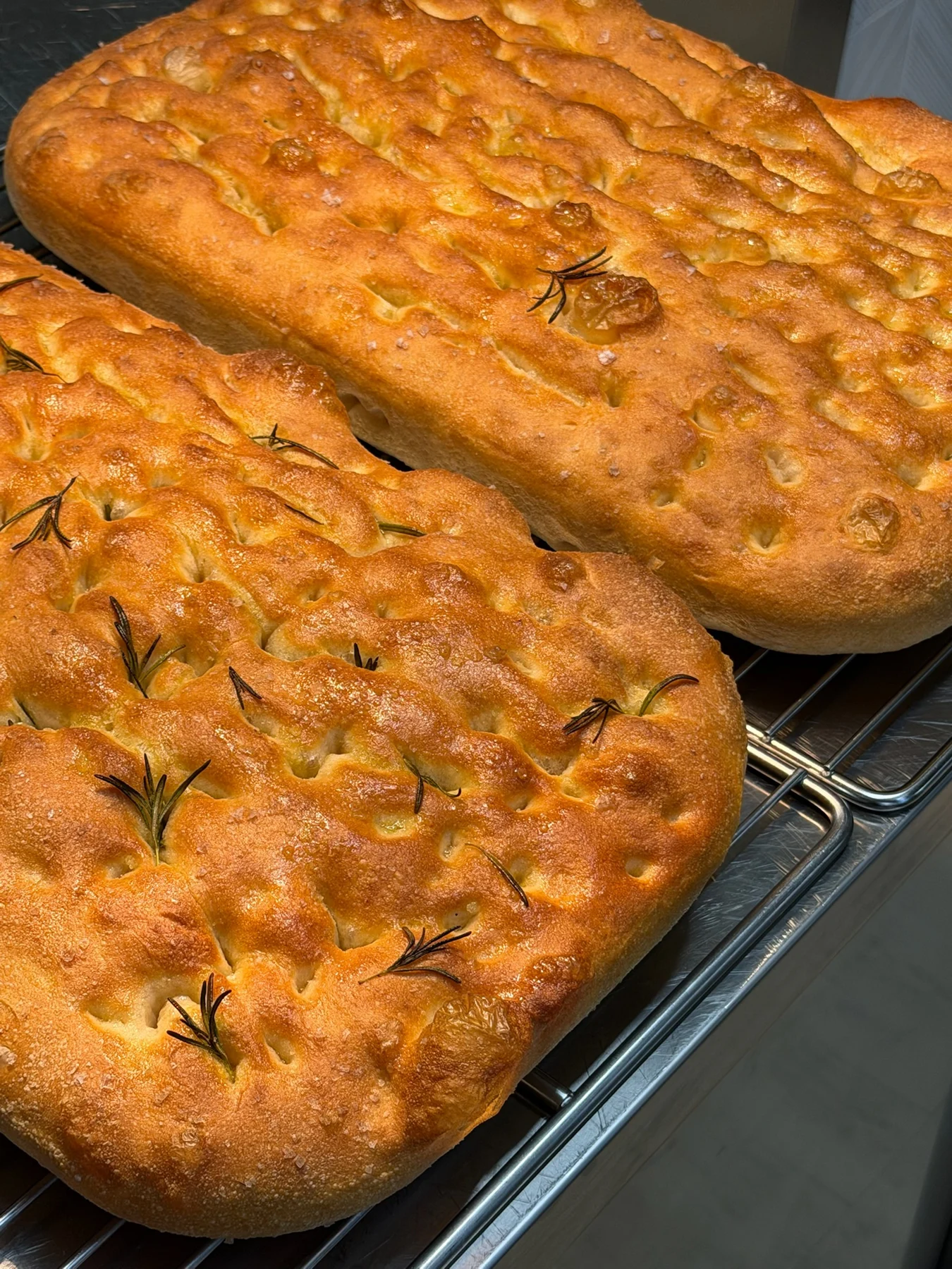 La focaccia fatta in casa da Bianchi, dorata e con rosmarino